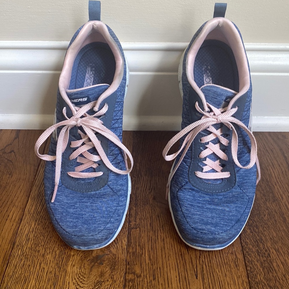 Skechers Air Cooled Memory Foam lace tie sneakers size 7.5